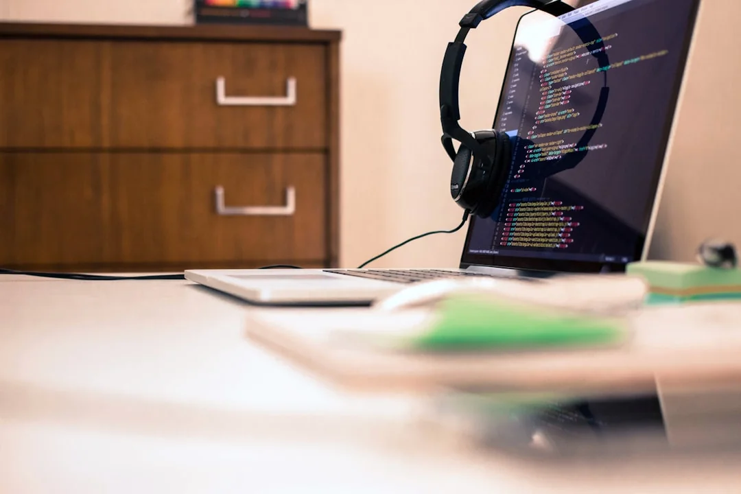 Un écran d’ordinateur moderne affichant un travail de conception web, avec des visuels créatifs dans un espace de travail.