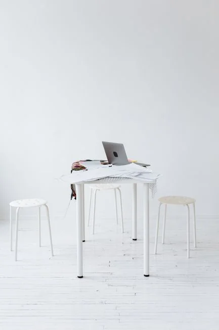 Un espace de travail moderne mettant en scène un ordinateur portable, une tablette et des smartphones, parfait pour un usage tech et freelance.